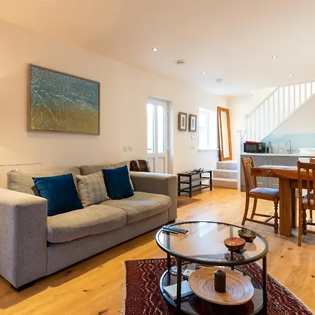 Quaint Coach House With Parking Сasa de vacaciones *