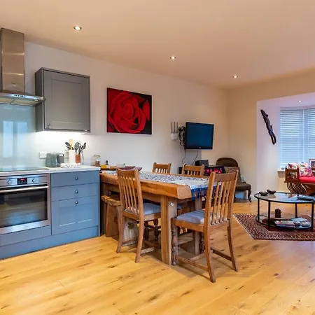 Quaint Coach House With Parking *
