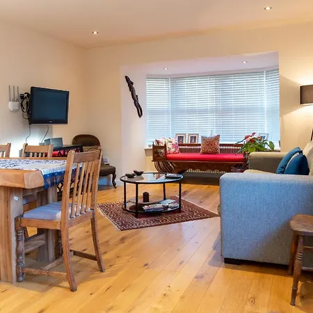 Quaint Coach House With Parking Сasa de vacaciones
