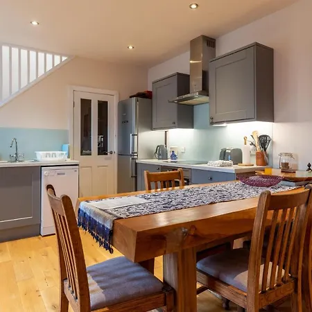 Quaint Coach House With Parking *